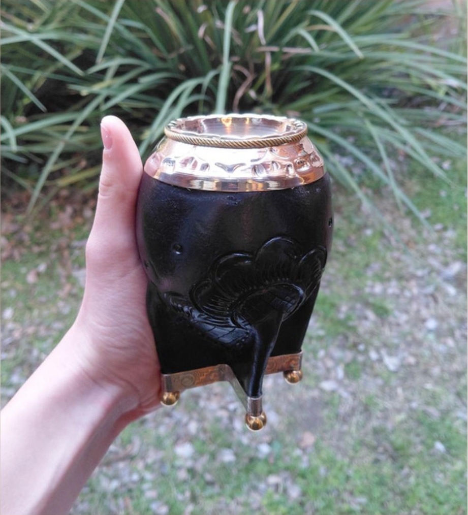 Mate de algarrobo con virola de alpaca cincelada y detalle en cuero